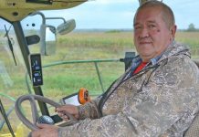 Сорок лет работает механизатором пителинец Виктор Тамбовцев