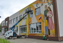 В рабочем поселке Пителино завершают работу над муралом «Катюша и солдат»